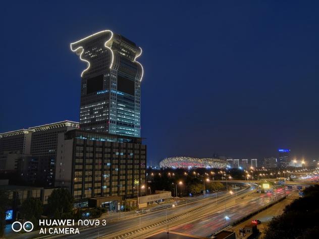 極客網(wǎng)  北京的夜，霓虹閃爍，華為nova3幫你紀(jì)錄北京夜景