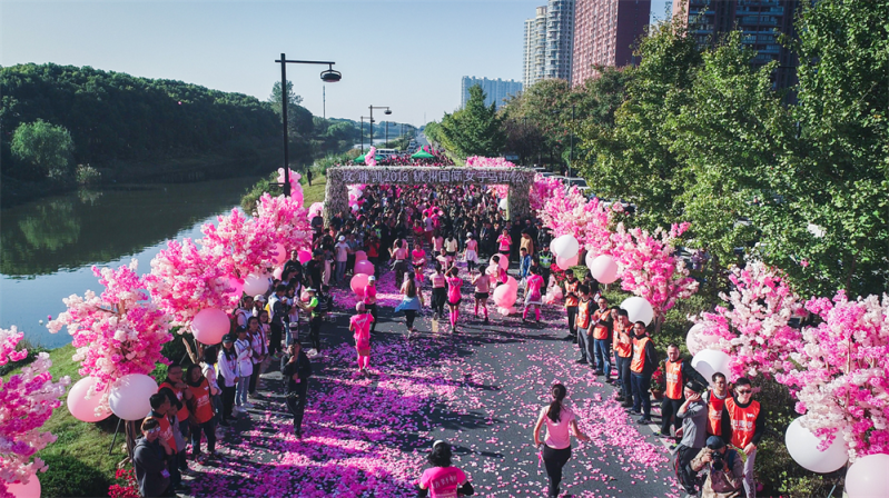 玫琳凱2018杭州國際女子馬拉松鮮花跑道正式亮相，粉色布局引爆浪漫少女心?