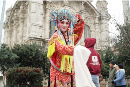 “國(guó)粹”走紅土耳其!男子鳳冠霞帔盡顯京劇花旦之美