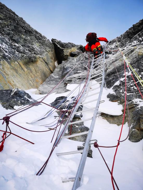 5月27日，2020珠峰高程測量登山隊正在向珠峰峰頂挺進。新華社特約記者 扎西次仁 攝