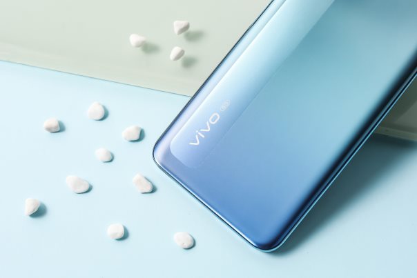 vivo Y70s迎來冷萃銀新配色，7月28日正式上市