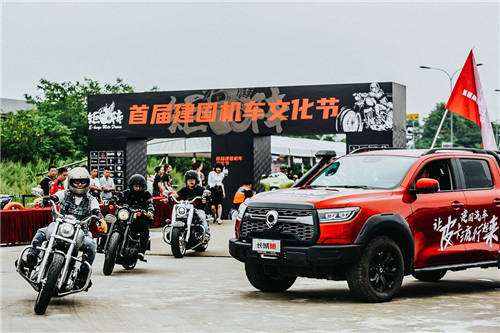 長城炮護(hù)航巡游 玩轉(zhuǎn)機(jī)車文化