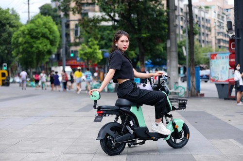 愛瑪新品驚呆全行業(yè)：不用考駕照就能騎上街的長里程電動車！