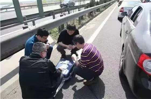 爆堵路段下車玩健身環(huán)減壓，網友表示國慶堵車有救了