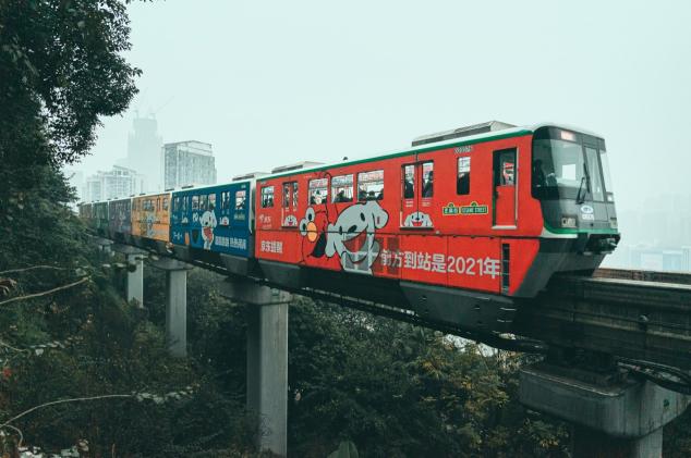 京東吉祥物JOY與芝麻街人物在獨(dú)家視頻中首次同框，新的一年祝您“芝麻開門”，收獲更多驚喜！