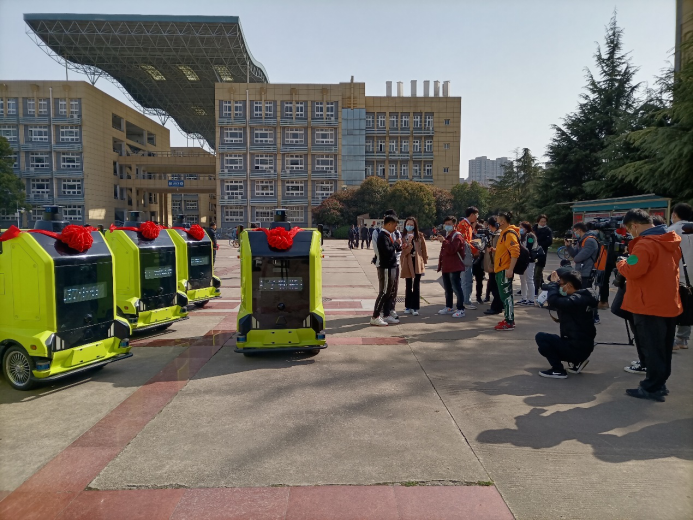 行深智能12輛無人車同時(shí)進(jìn)入武漢江漢大學(xué)開啟校園無人配送模式