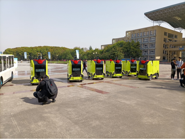 行深智能12輛無人車同時(shí)進(jìn)入武漢江漢大學(xué)開啟校園無人配送模式