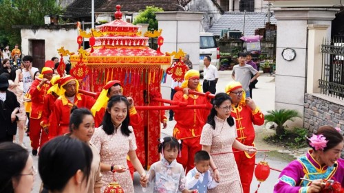 抖音非遺大師為女兒準(zhǔn)備嫁妝，婚禮上的寶貝價(jià)值連城