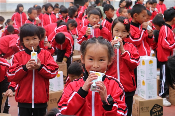 暖心！薇婭為希望小學的孩子們送上“六一”兒童節(jié)大禮包