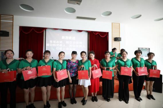 芳華老年潤膚乳贊助上海市冬冬水兵舞義演 點(diǎn)贊銀齡風(fēng)采