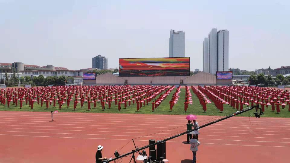 芳華老年潤膚乳贊助上海市冬冬水兵舞義演 點(diǎn)贊銀齡風(fēng)采