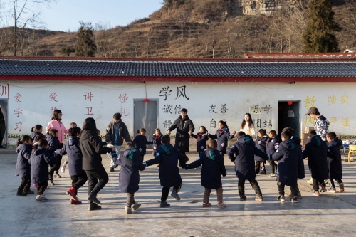 播種科技夢想 華為云為大涼山小學(xué)帶去一堂AI課