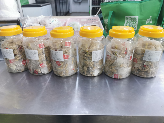 北京降雪  叮咚買菜為小哥準(zhǔn)備保暖衣物、紅糖姜茶等全套防寒物資