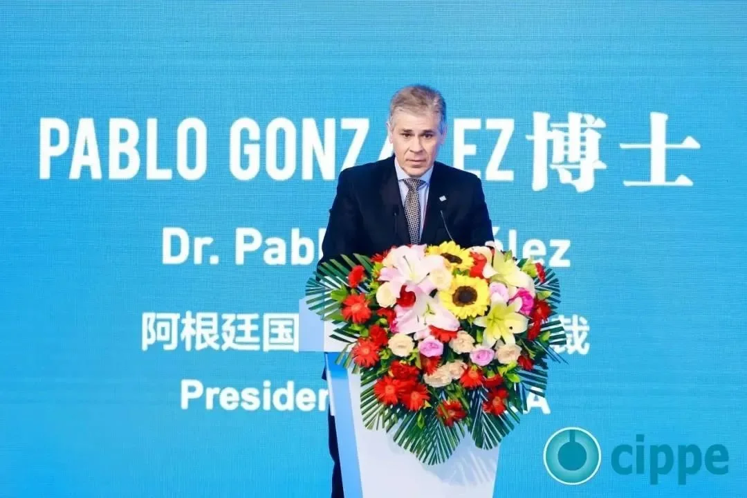 阿根廷國家石油公司總裁、博士PABLO GONZáLEZ出席開幕式并致辭.jpg