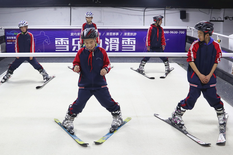 雪樂山“冰雪進(jìn)校園”順利開展，3000多名學(xué)生集體感受滑雪運(yùn)動(dòng)