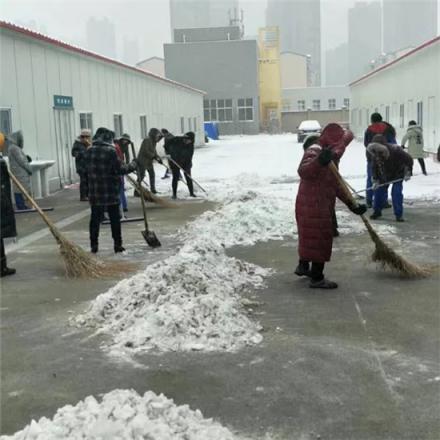 掃雪除冰保暢通 黃河科技學(xué)院315附屬醫(yī)院比雪更美的掃雪人！