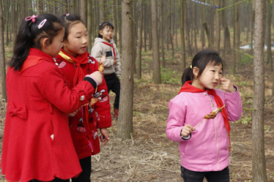 踏春郊游，五香居為留守兒童送上美食和關(guān)愛