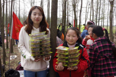 踏春郊游，五香居為留守兒童送上美食和關(guān)愛