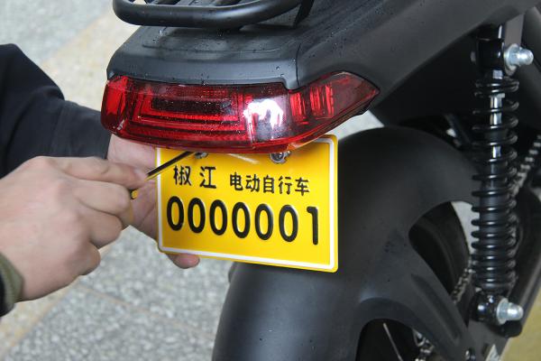 臺(tái)州交警頒發(fā)首張國(guó)標(biāo)車(chē)牌0000001，花落“立馬電動(dòng)車(chē)”！