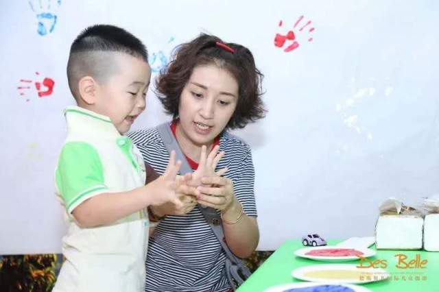 如何對孩子進行藝術(shù)啟蒙，芭迪熊親幼館建議這樣做