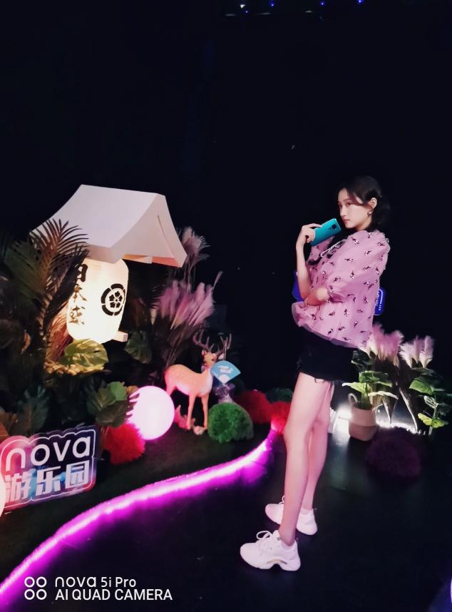 關(guān)曉彤打卡“nova 游樂園”，nova 5i Pro成女神游園標(biāo)配