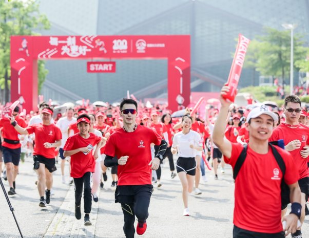 100RUN深圳站燃情開跑 與“百年友邦”共同跑出無限精彩未來