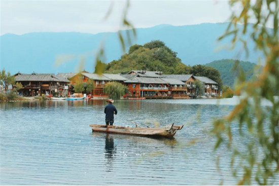 發(fā)呆放空好去處：在靜謐唯美的瀘沽湖畔，擇一處美宿，坐看云卷云舒