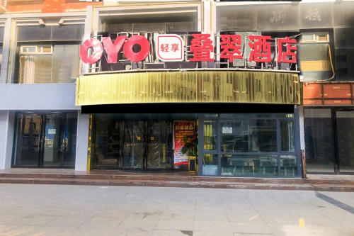 前臺(tái)大媽成OYO酒店招牌，服務(wù)熱情顧客就認(rèn)“老姐姐”