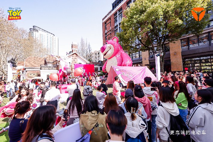 驚艷時裝周，hold住草莓熊！雅迪將時尚出行氣質(zhì)帶入一個新境界！